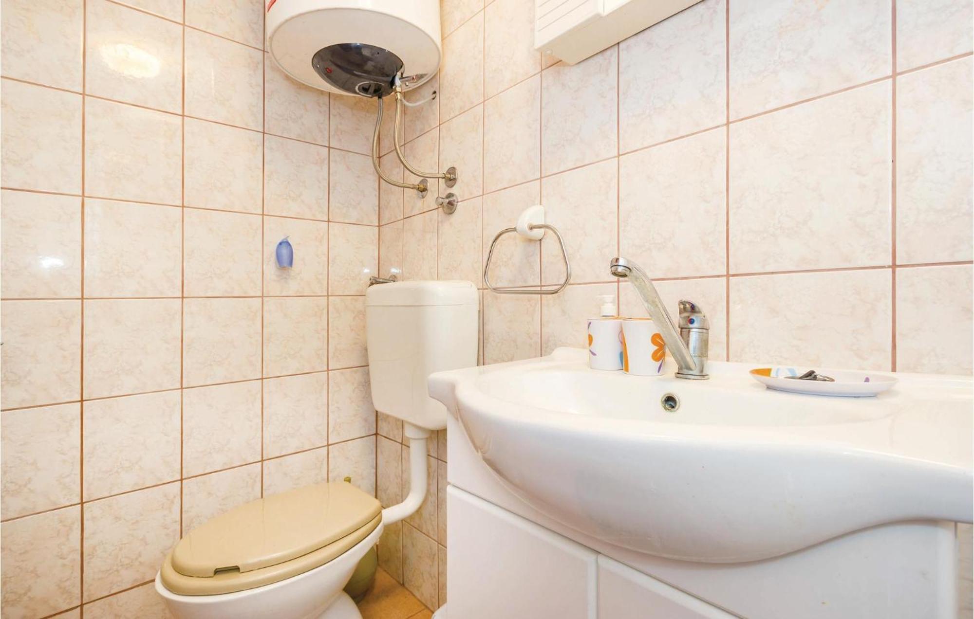 1 Bedroom Amazing Apartment In Karlobag Dış mekan fotoğraf