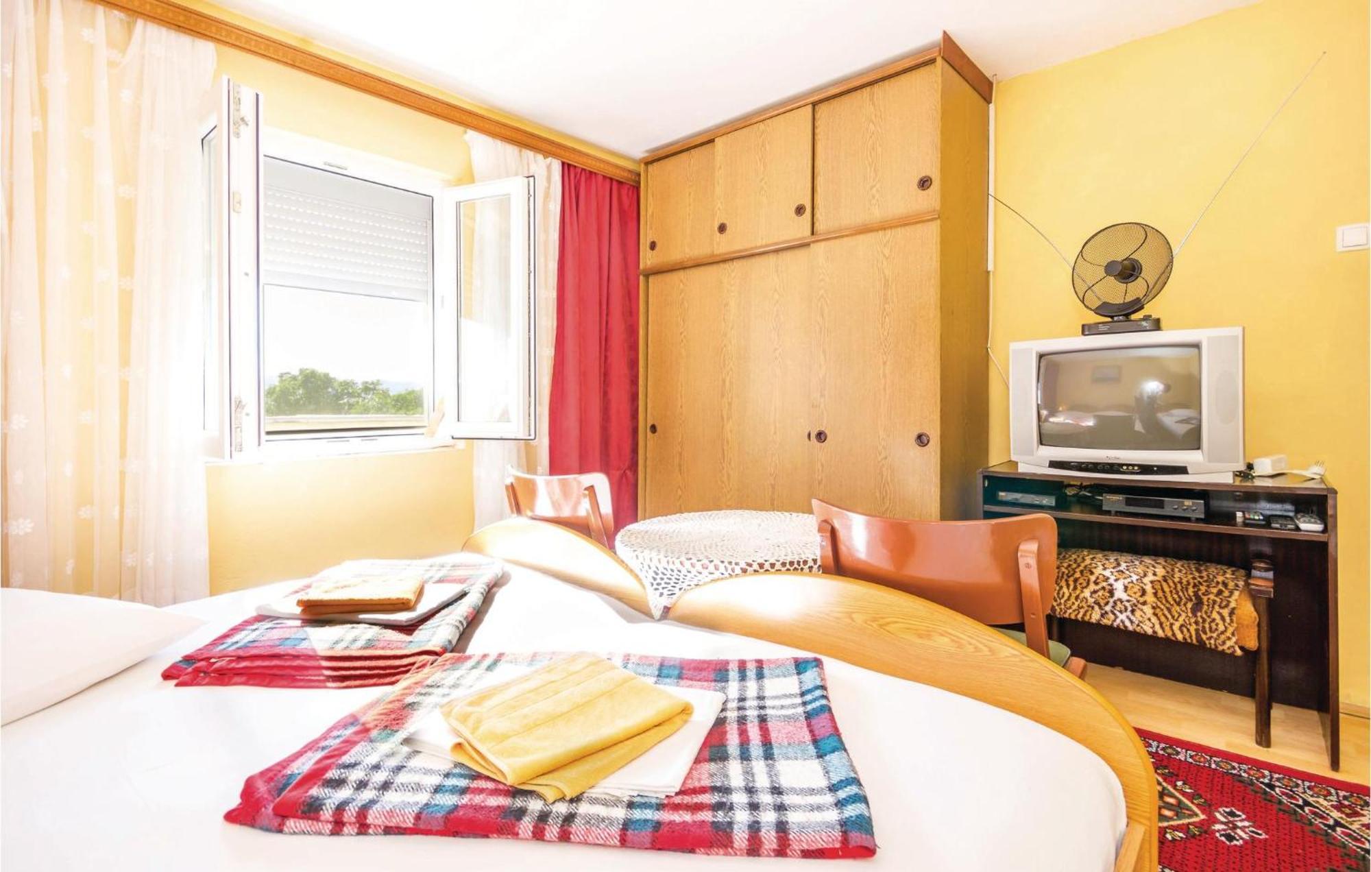 1 Bedroom Amazing Apartment In Karlobag Dış mekan fotoğraf